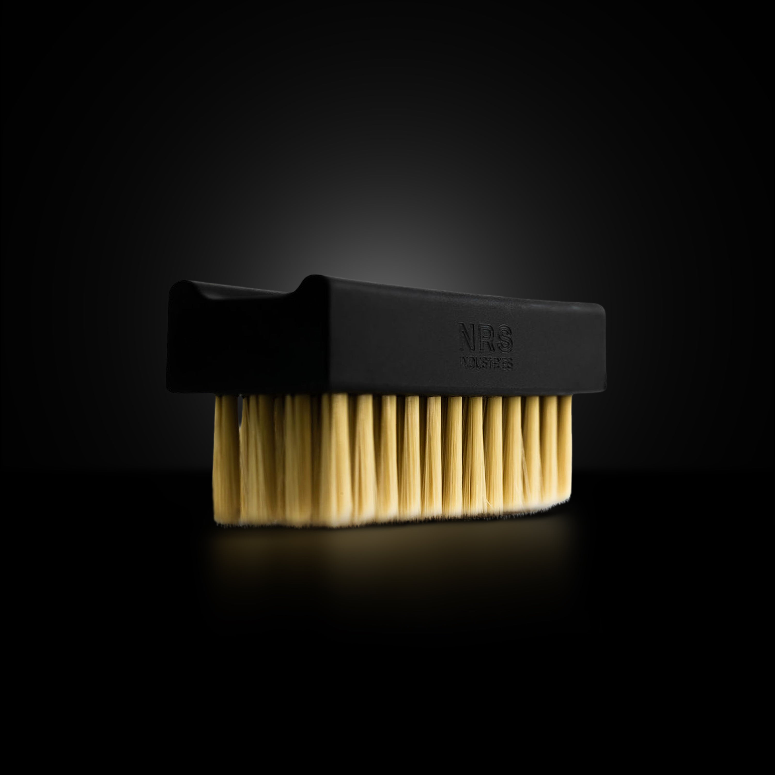 ESSENTIAL SNEAKER CLEANING BRUSH